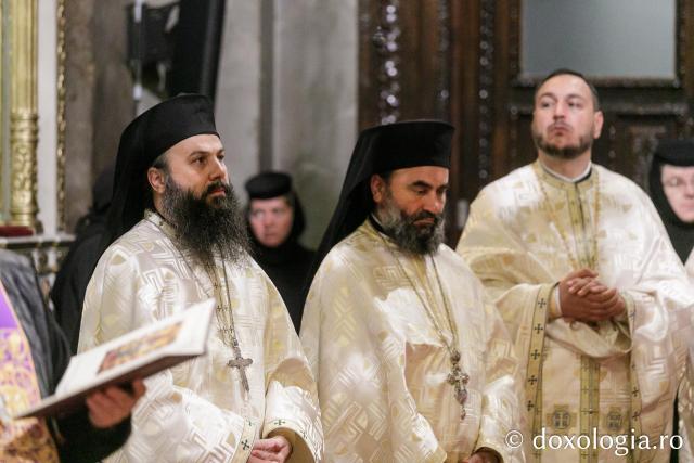 IPS Ioachim al Romanului și Bacăului a slujit Sfânta Liturghie în a doua zi a Hramului Sfintei Parascheva / Foto: pr. Silviu Cluci IPS Ioachim al Romanului și Bacăului a slujit Sfânta Liturghie în a doua zi a Hramului Sfintei Parascheva