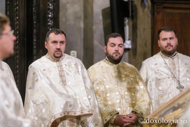 IPS Ioachim al Romanului și Bacăului a slujit Sfânta Liturghie în a doua zi a Hramului Sfintei Parascheva / Foto: pr. Silviu Cluci IPS Ioachim al Romanului și Bacăului a slujit Sfânta Liturghie în a doua zi a Hramului Sfintei Parascheva