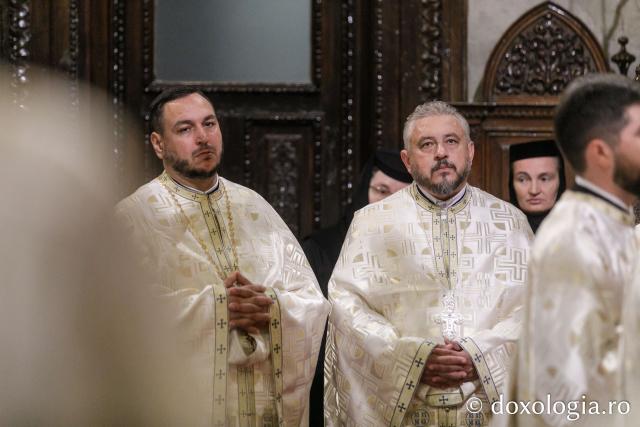 IPS Ioachim al Romanului și Bacăului a slujit Sfânta Liturghie în a doua zi a Hramului Sfintei Parascheva / Foto: pr. Silviu Cluci IPS Ioachim al Romanului și Bacăului a slujit Sfânta Liturghie în a doua zi a Hramului Sfintei Parascheva