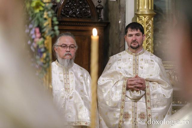 IPS Ioachim al Romanului și Bacăului a slujit Sfânta Liturghie în a doua zi a Hramului Sfintei Parascheva / Foto: pr. Silviu Cluci IPS Ioachim al Romanului și Bacăului a slujit Sfânta Liturghie în a doua zi a Hramului Sfintei Parascheva
