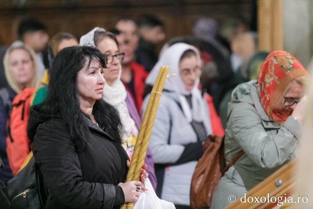 IPS Ioachim al Romanului și Bacăului a slujit Sfânta Liturghie în a doua zi a Hramului Sfintei Parascheva / Foto: pr. Silviu Cluci IPS Ioachim al Romanului și Bacăului a slujit Sfânta Liturghie în a doua zi a Hramului Sfintei Parascheva