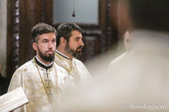 IPS Ioachim al Romanului și Bacăului a slujit Sfânta Liturghie în a doua zi a Hramului Sfintei Parascheva / Foto: pr. Silviu Cluci IPS Ioachim al Romanului și Bacăului a slujit Sfânta Liturghie în a doua zi a Hramului Sfintei Parascheva
