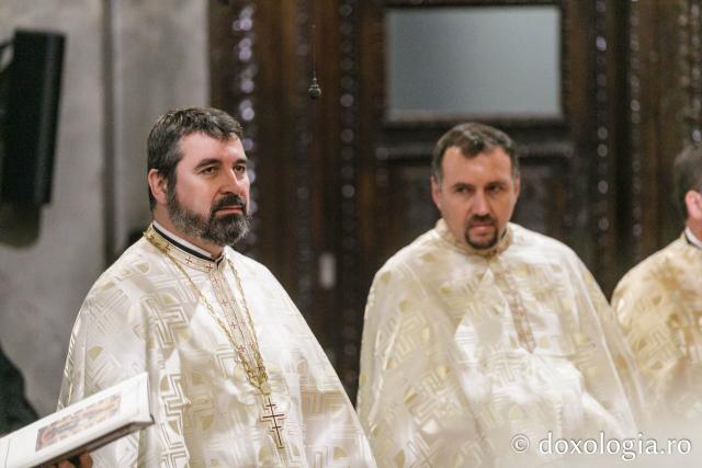 IPS Ioachim al Romanului și Bacăului a slujit Sfânta Liturghie în a doua zi a Hramului Sfintei Parascheva / Foto: pr. Silviu Cluci IPS Ioachim al Romanului și Bacăului a slujit Sfânta Liturghie în a doua zi a Hramului Sfintei Parascheva