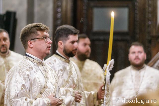 IPS Ioachim al Romanului și Bacăului a slujit Sfânta Liturghie în a doua zi a Hramului Sfintei Parascheva / Foto: pr. Silviu Cluci IPS Ioachim al Romanului și Bacăului a slujit Sfânta Liturghie în a doua zi a Hramului Sfintei Parascheva