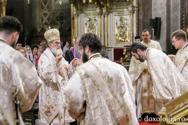 IPS Ioachim al Romanului și Bacăului a slujit Sfânta Liturghie în a doua zi a Hramului Sfintei Parascheva / Foto: pr. Silviu Cluci IPS Ioachim al Romanului și Bacăului a slujit Sfânta Liturghie în a doua zi a Hramului Sfintei Parascheva