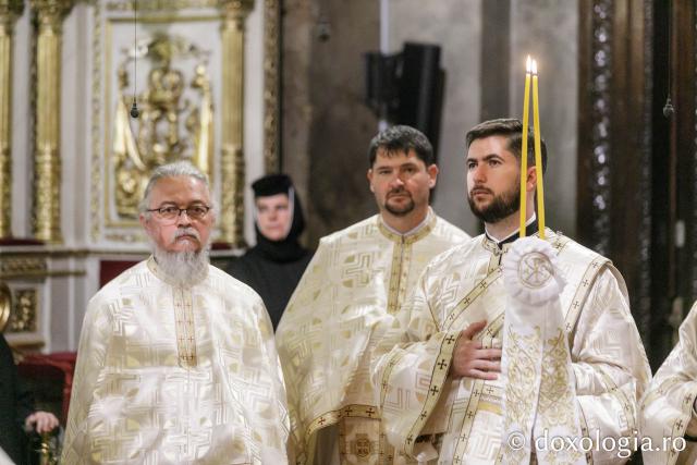 IPS Ioachim al Romanului și Bacăului a slujit Sfânta Liturghie în a doua zi a Hramului Sfintei Parascheva / Foto: pr. Silviu Cluci IPS Ioachim al Romanului și Bacăului a slujit Sfânta Liturghie în a doua zi a Hramului Sfintei Parascheva