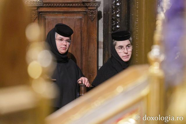 IPS Ioachim al Romanului și Bacăului a slujit Sfânta Liturghie în a doua zi a Hramului Sfintei Parascheva / Foto: pr. Silviu Cluci IPS Ioachim al Romanului și Bacăului a slujit Sfânta Liturghie în a doua zi a Hramului Sfintei Parascheva