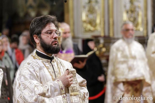 IPS Ioachim al Romanului și Bacăului a slujit Sfânta Liturghie în a doua zi a Hramului Sfintei Parascheva / Foto: pr. Silviu Cluci IPS Ioachim al Romanului și Bacăului a slujit Sfânta Liturghie în a doua zi a Hramului Sfintei Parascheva