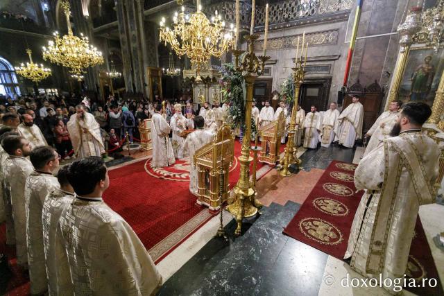 IPS Ioachim al Romanului și Bacăului a slujit Sfânta Liturghie în a doua zi a Hramului Sfintei Parascheva / Foto: pr. Silviu Cluci IPS Ioachim al Romanului și Bacăului a slujit Sfânta Liturghie în a doua zi a Hramului Sfintei Parascheva