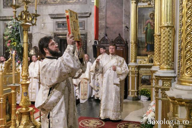 IPS Ioachim al Romanului și Bacăului a slujit Sfânta Liturghie în a doua zi a Hramului Sfintei Parascheva / Foto: pr. Silviu Cluci IPS Ioachim al Romanului și Bacăului a slujit Sfânta Liturghie în a doua zi a Hramului Sfintei Parascheva