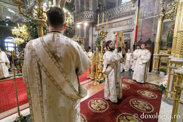 IPS Ioachim al Romanului și Bacăului a slujit Sfânta Liturghie în a doua zi a Hramului Sfintei Parascheva / Foto: pr. Silviu Cluci IPS Ioachim al Romanului și Bacăului a slujit Sfânta Liturghie în a doua zi a Hramului Sfintei Parascheva