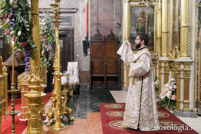 IPS Ioachim al Romanului și Bacăului a slujit Sfânta Liturghie în a doua zi a Hramului Sfintei Parascheva / Foto: pr. Silviu Cluci IPS Ioachim al Romanului și Bacăului a slujit Sfânta Liturghie în a doua zi a Hramului Sfintei Parascheva