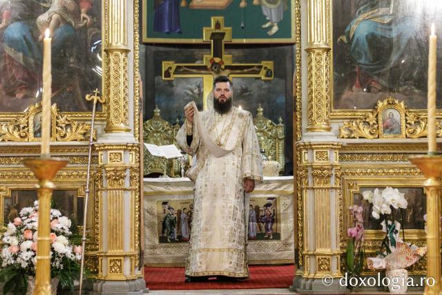 IPS Ioachim al Romanului și Bacăului a slujit Sfânta Liturghie în a doua zi a Hramului Sfintei Parascheva / Foto: pr. Silviu Cluci IPS Ioachim al Romanului și Bacăului a slujit Sfânta Liturghie în a doua zi a Hramului Sfintei Parascheva