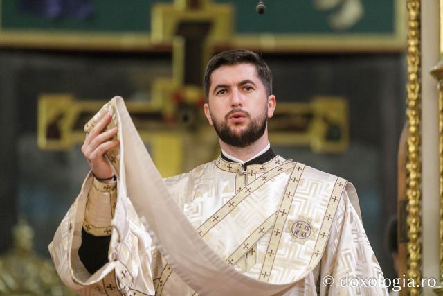 IPS Ioachim al Romanului și Bacăului a slujit Sfânta Liturghie în a doua zi a Hramului Sfintei Parascheva / Foto: pr. Silviu Cluci IPS Ioachim al Romanului și Bacăului a slujit Sfânta Liturghie în a doua zi a Hramului Sfintei Parascheva