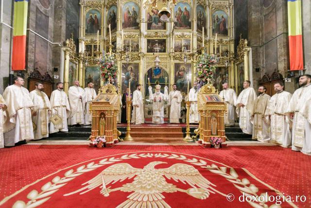 IPS Ioachim al Romanului și Bacăului a slujit Sfânta Liturghie în a doua zi a Hramului Sfintei Parascheva / Foto: pr. Silviu Cluci IPS Ioachim al Romanului și Bacăului a slujit Sfânta Liturghie în a doua zi a Hramului Sfintei Parascheva
