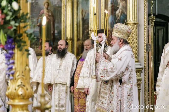 IPS Ioachim al Romanului și Bacăului a slujit Sfânta Liturghie în a doua zi a Hramului Sfintei Parascheva / Foto: pr. Silviu Cluci IPS Ioachim al Romanului și Bacăului a slujit Sfânta Liturghie în a doua zi a Hramului Sfintei Parascheva