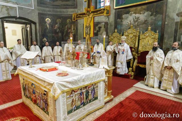 IPS Ioachim al Romanului și Bacăului a slujit Sfânta Liturghie în a doua zi a Hramului Sfintei Parascheva / Foto: pr. Silviu Cluci IPS Ioachim al Romanului și Bacăului a slujit Sfânta Liturghie în a doua zi a Hramului Sfintei Parascheva