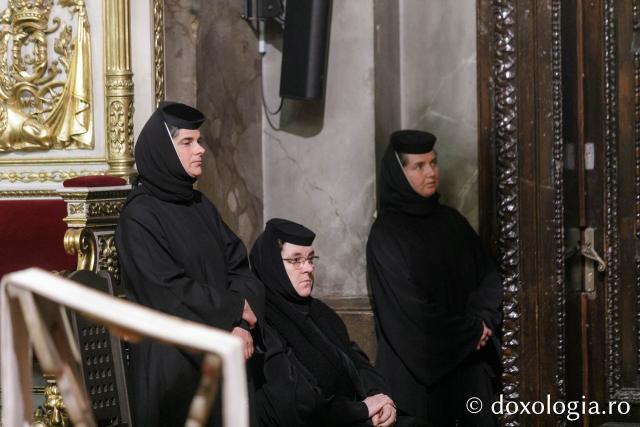 IPS Ioachim al Romanului și Bacăului a slujit Sfânta Liturghie în a doua zi a Hramului Sfintei Parascheva / Foto: pr. Silviu Cluci IPS Ioachim al Romanului și Bacăului a slujit Sfânta Liturghie în a doua zi a Hramului Sfintei Parascheva