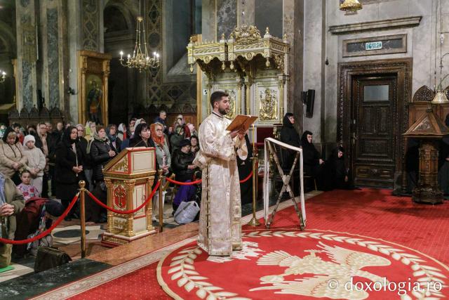 IPS Ioachim al Romanului și Bacăului a slujit Sfânta Liturghie în a doua zi a Hramului Sfintei Parascheva / Foto: pr. Silviu Cluci IPS Ioachim al Romanului și Bacăului a slujit Sfânta Liturghie în a doua zi a Hramului Sfintei Parascheva
