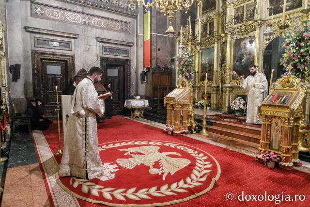 IPS Ioachim al Romanului și Bacăului a slujit Sfânta Liturghie în a doua zi a Hramului Sfintei Parascheva / Foto: pr. Silviu Cluci IPS Ioachim al Romanului și Bacăului a slujit Sfânta Liturghie în a doua zi a Hramului Sfintei Parascheva