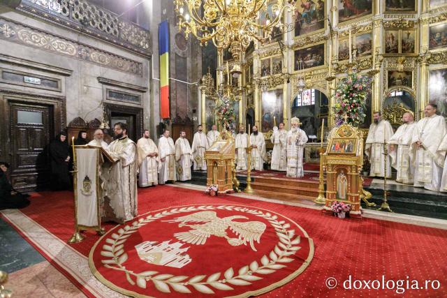 IPS Ioachim al Romanului și Bacăului a slujit Sfânta Liturghie în a doua zi a Hramului Sfintei Parascheva / Foto: pr. Silviu Cluci IPS Ioachim al Romanului și Bacăului a slujit Sfânta Liturghie în a doua zi a Hramului Sfintei Parascheva
