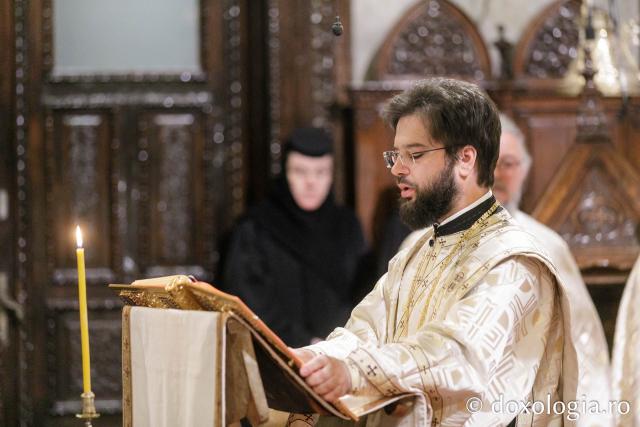 IPS Ioachim al Romanului și Bacăului a slujit Sfânta Liturghie în a doua zi a Hramului Sfintei Parascheva / Foto: pr. Silviu Cluci IPS Ioachim al Romanului și Bacăului a slujit Sfânta Liturghie în a doua zi a Hramului Sfintei Parascheva
