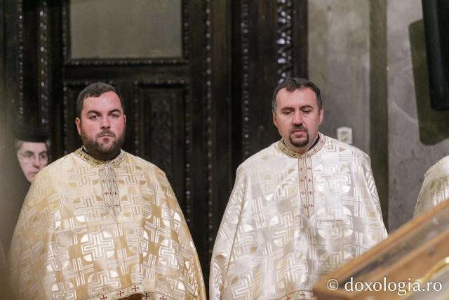 IPS Ioachim al Romanului și Bacăului a slujit Sfânta Liturghie în a doua zi a Hramului Sfintei Parascheva / Foto: pr. Silviu Cluci IPS Ioachim al Romanului și Bacăului a slujit Sfânta Liturghie în a doua zi a Hramului Sfintei Parascheva