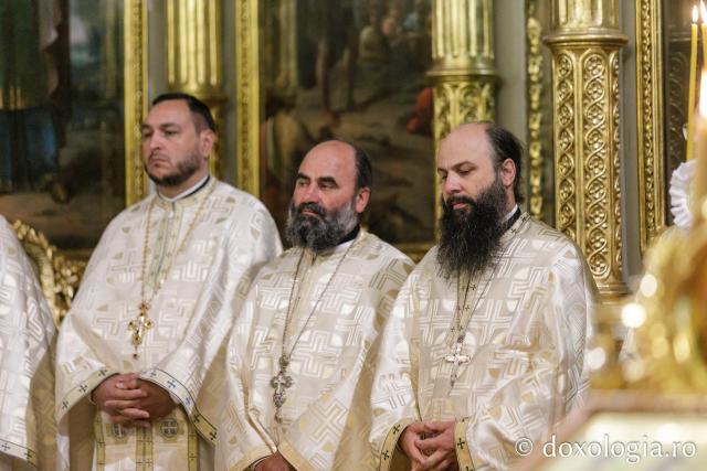 IPS Ioachim al Romanului și Bacăului a slujit Sfânta Liturghie în a doua zi a Hramului Sfintei Parascheva / Foto: pr. Silviu Cluci IPS Ioachim al Romanului și Bacăului a slujit Sfânta Liturghie în a doua zi a Hramului Sfintei Parascheva