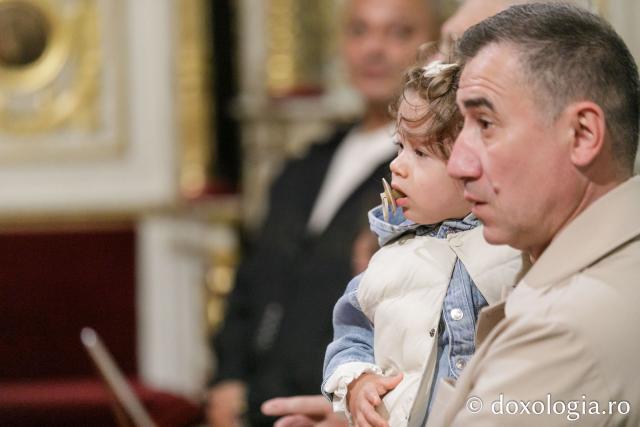 IPS Ioachim al Romanului și Bacăului a slujit Sfânta Liturghie în a doua zi a Hramului Sfintei Parascheva / Foto: pr. Silviu Cluci IPS Ioachim al Romanului și Bacăului a slujit Sfânta Liturghie în a doua zi a Hramului Sfintei Parascheva