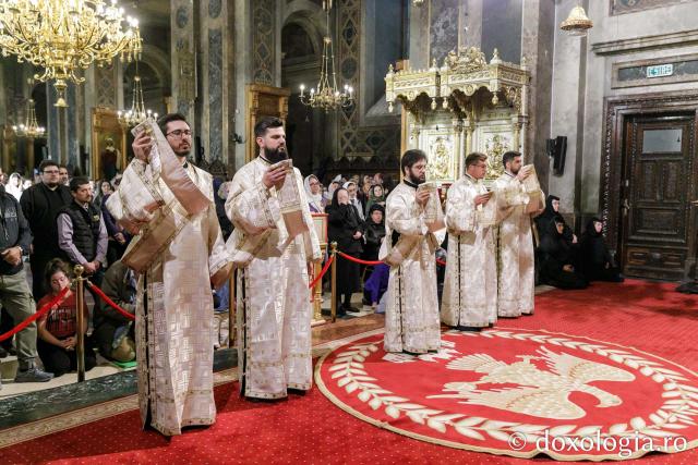 IPS Ioachim al Romanului și Bacăului a slujit Sfânta Liturghie în a doua zi a Hramului Sfintei Parascheva / Foto: pr. Silviu Cluci IPS Ioachim al Romanului și Bacăului a slujit Sfânta Liturghie în a doua zi a Hramului Sfintei Parascheva