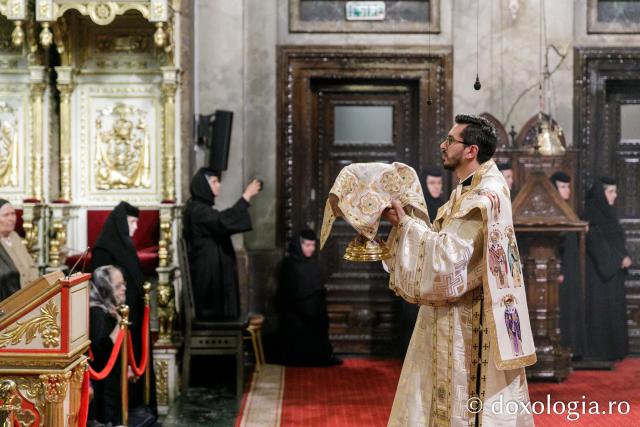 IPS Ioachim al Romanului și Bacăului a slujit Sfânta Liturghie în a doua zi a Hramului Sfintei Parascheva / Foto: pr. Silviu Cluci IPS Ioachim al Romanului și Bacăului a slujit Sfânta Liturghie în a doua zi a Hramului Sfintei Parascheva