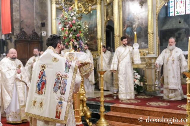 IPS Ioachim al Romanului și Bacăului a slujit Sfânta Liturghie în a doua zi a Hramului Sfintei Parascheva / Foto: pr. Silviu Cluci IPS Ioachim al Romanului și Bacăului a slujit Sfânta Liturghie în a doua zi a Hramului Sfintei Parascheva