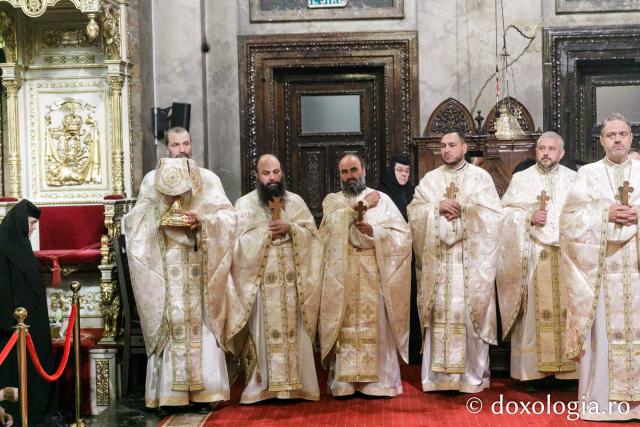 IPS Ioachim al Romanului și Bacăului a slujit Sfânta Liturghie în a doua zi a Hramului Sfintei Parascheva / Foto: pr. Silviu Cluci IPS Ioachim al Romanului și Bacăului a slujit Sfânta Liturghie în a doua zi a Hramului Sfintei Parascheva