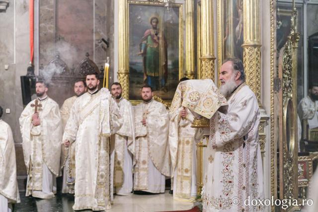 IPS Ioachim al Romanului și Bacăului a slujit Sfânta Liturghie în a doua zi a Hramului Sfintei Parascheva / Foto: pr. Silviu Cluci IPS Ioachim al Romanului și Bacăului a slujit Sfânta Liturghie în a doua zi a Hramului Sfintei Parascheva