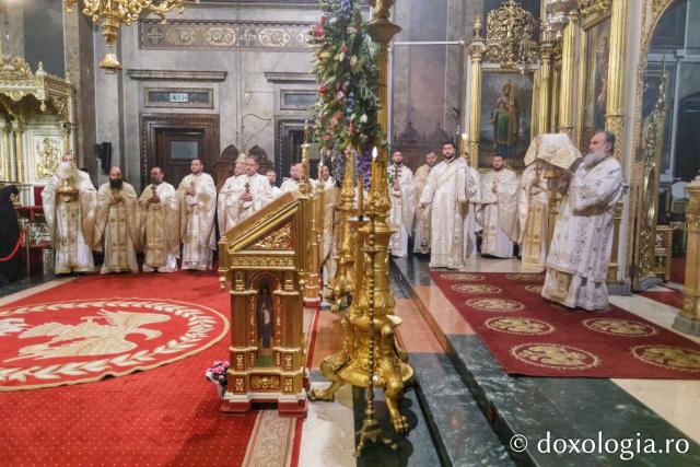 IPS Ioachim al Romanului și Bacăului a slujit Sfânta Liturghie în a doua zi a Hramului Sfintei Parascheva / Foto: pr. Silviu Cluci IPS Ioachim al Romanului și Bacăului a slujit Sfânta Liturghie în a doua zi a Hramului Sfintei Parascheva