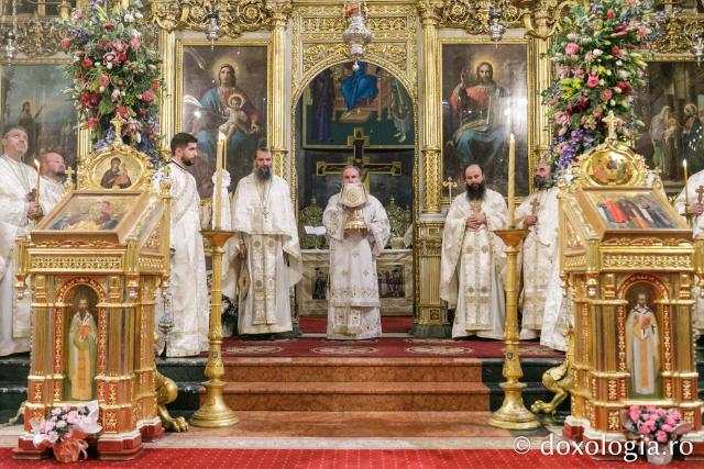 IPS Ioachim al Romanului și Bacăului a slujit Sfânta Liturghie în a doua zi a Hramului Sfintei Parascheva / Foto: pr. Silviu Cluci IPS Ioachim al Romanului și Bacăului a slujit Sfânta Liturghie în a doua zi a Hramului Sfintei Parascheva