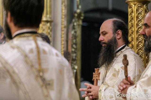 IPS Ioachim al Romanului și Bacăului a slujit Sfânta Liturghie în a doua zi a Hramului Sfintei Parascheva / Foto: pr. Silviu Cluci IPS Ioachim al Romanului și Bacăului a slujit Sfânta Liturghie în a doua zi a Hramului Sfintei Parascheva