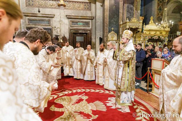 PS Veniamin a slujit la Catedrala Mitropolitană din Iași în a cincea zi de pelerinaj / Foto: pr. Silviu Cluci PS Veniamin a slujit la Catedrala Mitropolitană din Iași în a cincea zi de pelerinaj