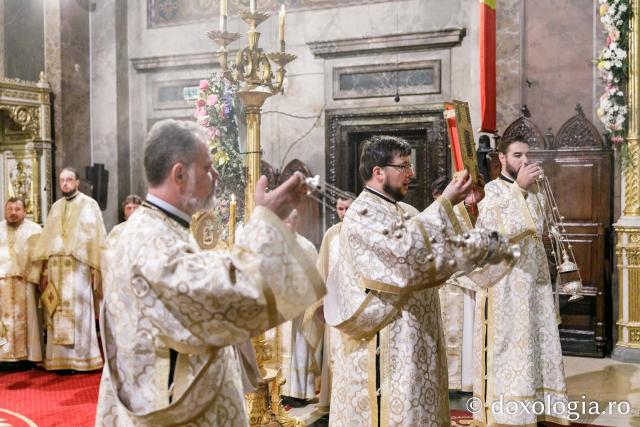PS Veniamin a slujit la Catedrala Mitropolitană din Iași în a cincea zi de pelerinaj / Foto: pr. Silviu Cluci PS Veniamin a slujit la Catedrala Mitropolitană din Iași în a cincea zi de pelerinaj