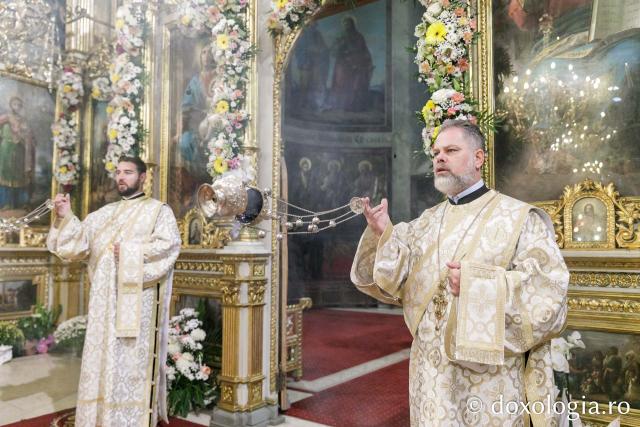 PS Veniamin a slujit la Catedrala Mitropolitană din Iași în a cincea zi de pelerinaj / Foto: pr. Silviu Cluci PS Veniamin a slujit la Catedrala Mitropolitană din Iași în a cincea zi de pelerinaj