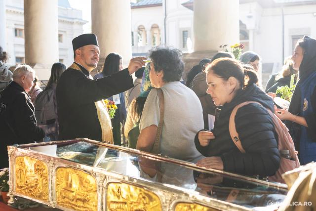 Pelerini la Sfântul Dimitrie cel Nou, ocrotitorul Bucureștilor. / Foto credit: Basilica.ro / Raluca-Emanuela Ene (Foto) Pelerinaj la Sfântul Dimitrie cel Nou, ocrotitorul Bucureștilor