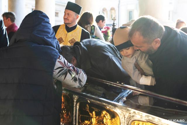 Pelerini la Sfântul Dimitrie cel Nou, ocrotitorul Bucureștilor. / Foto credit: Basilica.ro / Raluca-Emanuela Ene (Foto) Pelerinaj la Sfântul Dimitrie cel Nou, ocrotitorul Bucureștilor