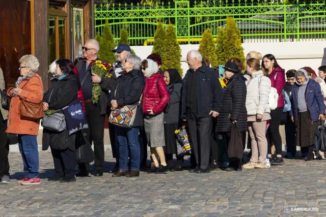 Pelerini pe Colina Bucuriei, rugători înaintea raclei Sfântului Dimitrie Basarabov / Foto: Mircea Florescu / basilica.ro Pelerini pe Colina Bucuriei, rugători înaintea raclei Sfântului Dimitrie Basarabov