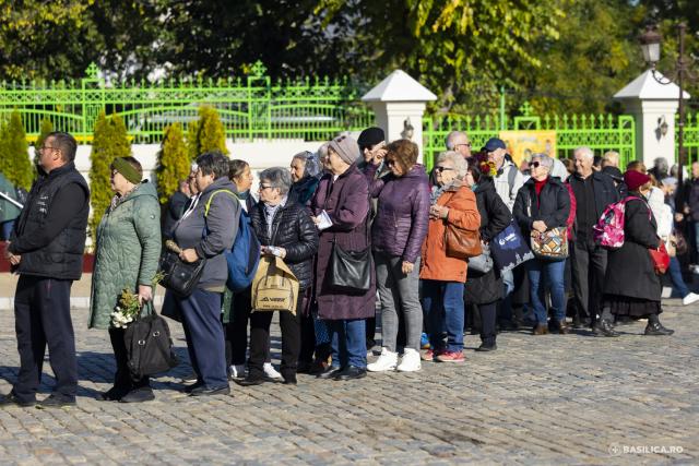 Pelerini pe Colina Bucuriei, rugători înaintea raclei Sfântului Dimitrie Basarabov / Foto: Mircea Florescu / basilica.ro Pelerini pe Colina Bucuriei, rugători înaintea raclei Sfântului Dimitrie Basarabov
