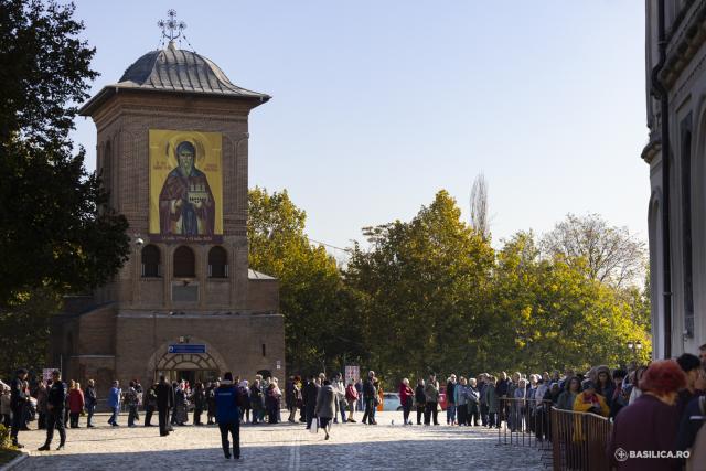 Pelerini pe Colina Bucuriei, rugători înaintea raclei Sfântului Dimitrie Basarabov / Foto: Mircea Florescu / basilica.ro Pelerini pe Colina Bucuriei, rugători înaintea raclei Sfântului Dimitrie Basarabov