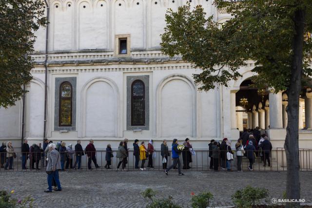 Pelerini pe Colina Bucuriei, rugători înaintea raclei Sfântului Dimitrie Basarabov / Foto: Mircea Florescu / basilica.ro Pelerini pe Colina Bucuriei, rugători înaintea raclei Sfântului Dimitrie Basarabov