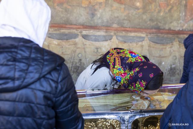 Pelerini pe Colina Bucuriei, rugători înaintea raclei Sfântului Dimitrie Basarabov / Foto: Mircea Florescu / basilica.ro Pelerini pe Colina Bucuriei, rugători înaintea raclei Sfântului Dimitrie Basarabov
