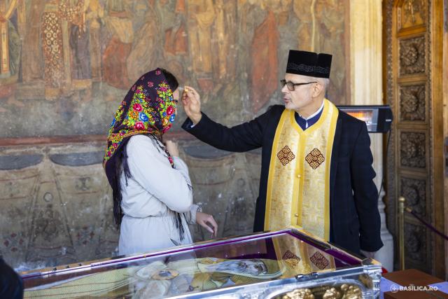 Pelerini pe Colina Bucuriei, rugători înaintea raclei Sfântului Dimitrie Basarabov / Foto: Mircea Florescu / basilica.ro Pelerini pe Colina Bucuriei, rugători înaintea raclei Sfântului Dimitrie Basarabov