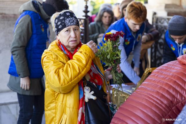 Pelerini pe Colina Bucuriei, rugători înaintea raclei Sfântului Dimitrie Basarabov / Foto: Mircea Florescu / basilica.ro Pelerini pe Colina Bucuriei, rugători înaintea raclei Sfântului Dimitrie Basarabov