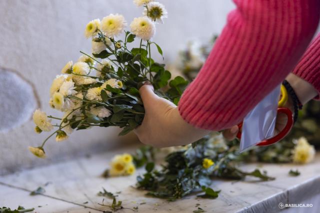Pelerini pe Colina Bucuriei, rugători înaintea raclei Sfântului Dimitrie Basarabov / Foto: Mircea Florescu / basilica.ro Pelerini pe Colina Bucuriei, rugători înaintea raclei Sfântului Dimitrie Basarabov
